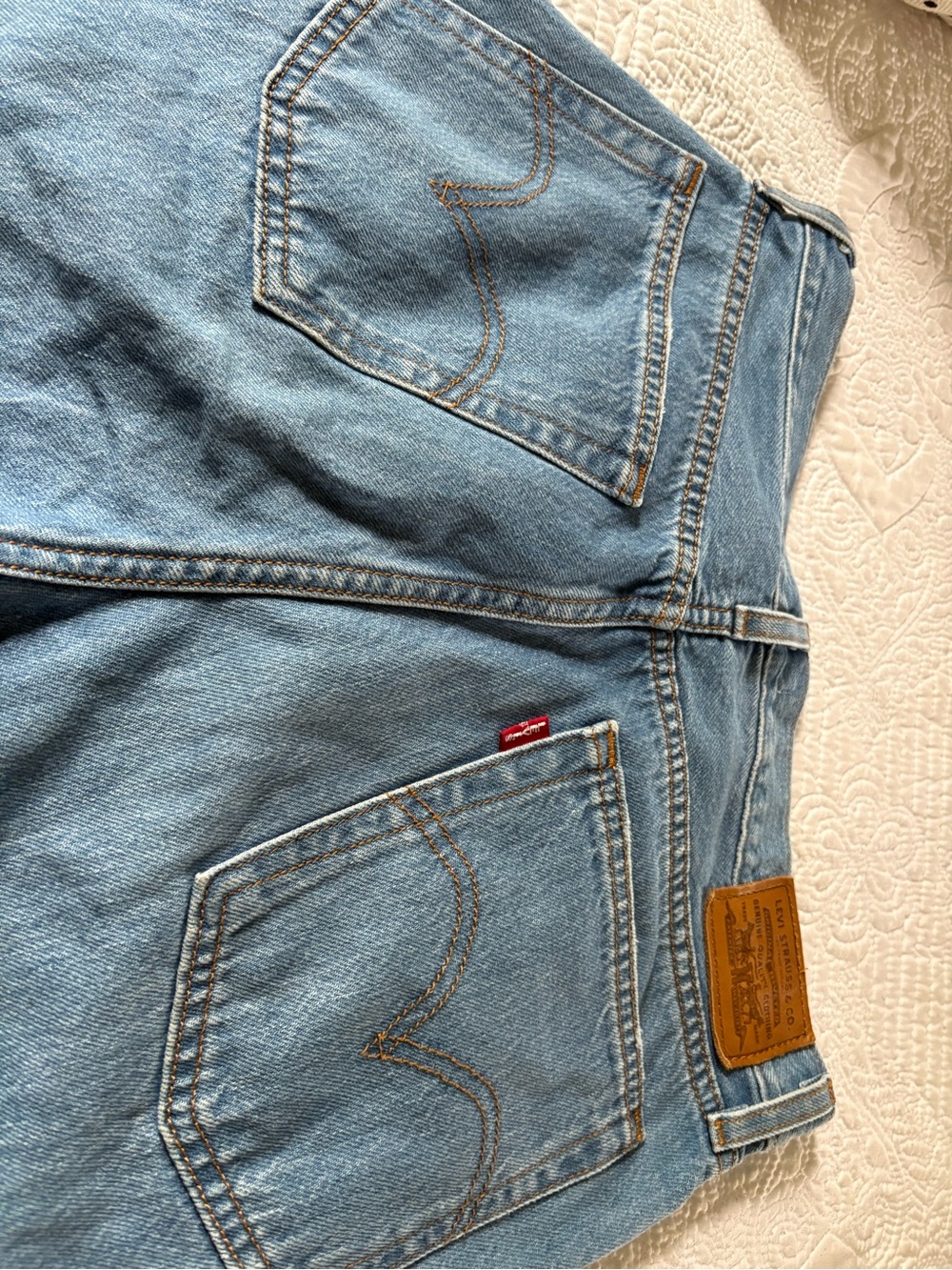 Levi's women’s Light Wash Straight Jeans with Red Tab-cropped